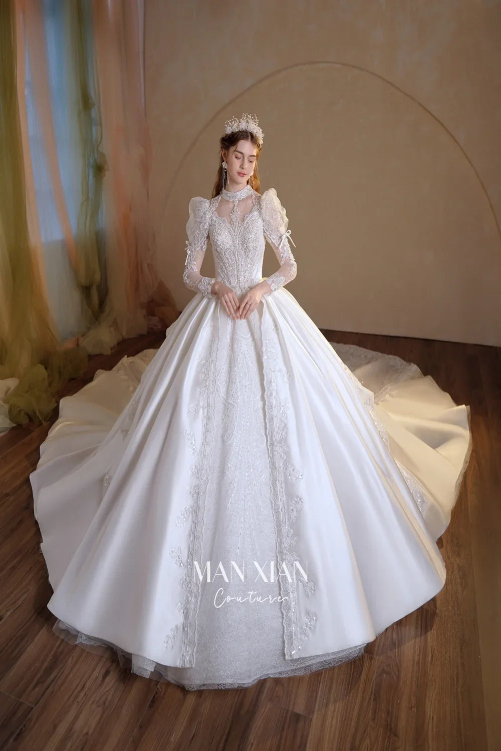 Hermoso vestido de novia largo de satén con cuello alto y mangas largas transparentes, bordado de cristales y cola N002