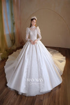 Hermoso vestido de novia largo de satén con cuello alto y mangas largas transparentes, bordado de cristales y cola N002