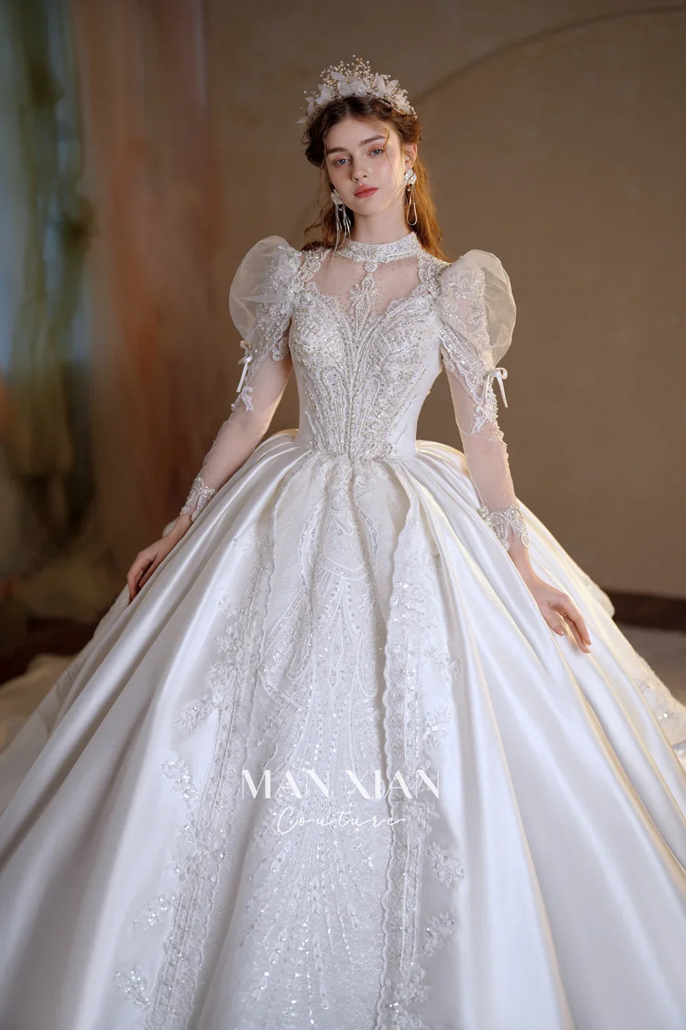 Hermoso vestido de novia largo de satén con cuello alto y mangas largas transparentes, bordado de cristales y cola N002