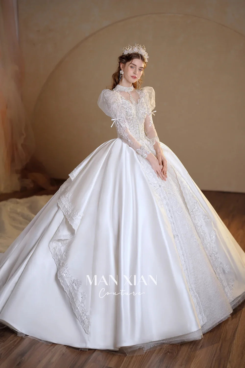 Hermoso vestido de novia largo de satén con cuello alto y mangas largas transparentes, bordado de cristales y cola N002