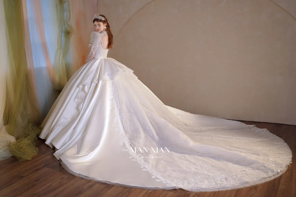 Hermoso vestido de novia largo de satén con cuello alto y mangas largas transparentes, bordado de cristales y cola N002