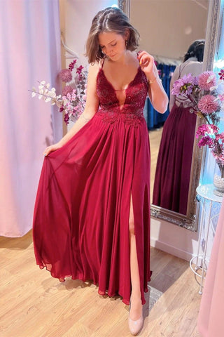 Vestido de fiesta largo burdeos con escote en V pronunciado, apliques de cuentas y abertura PSK414