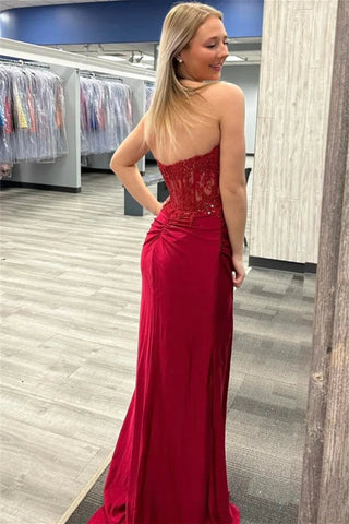 Burgunderrotes trägerloses Meerjungfrau-Ballkleid mit Applikationen und Schlitz PSK467
