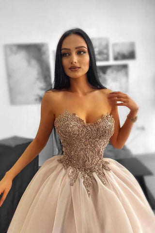 Wunderschönes A-Linien-Abendkleid mit Herzausschnitt, trägerlos und bodenlang aus Tüll
