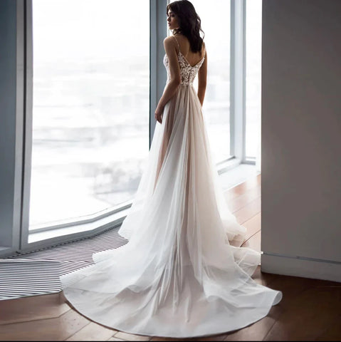Charming Spaghetti Straps V Neck Wedding Dresses Lace Appliques Backless Tulle A Line Bridal Gowns Sweep Train Robe De Mariée