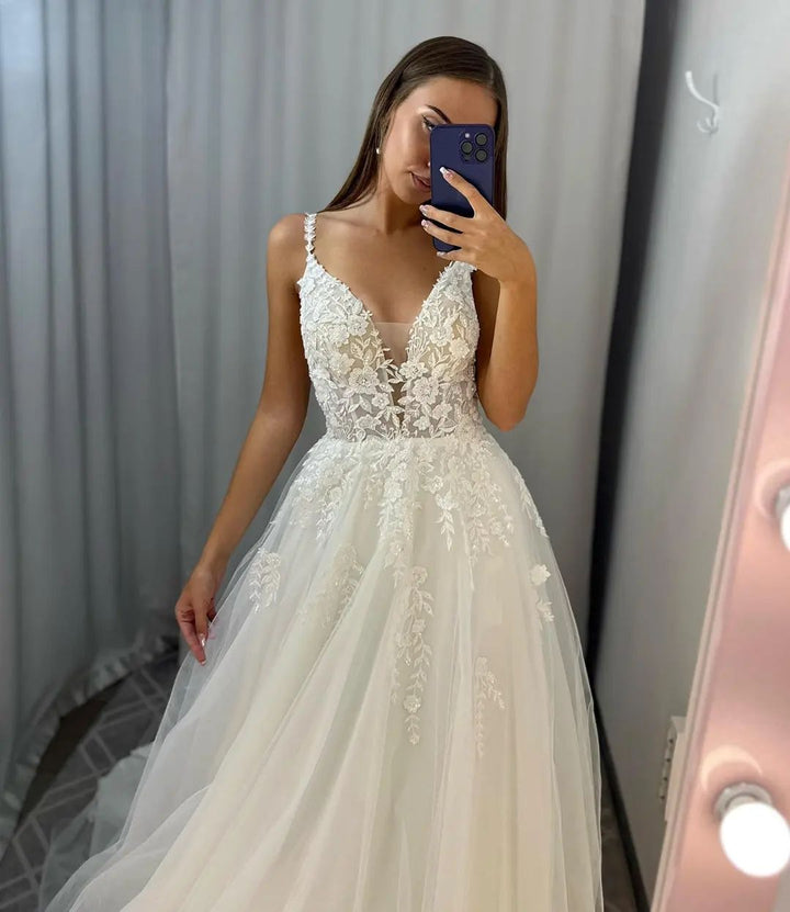 Chic Long Ivory A-line V-neck Tulle Wedding Dress with Lace and Sleeveless Design