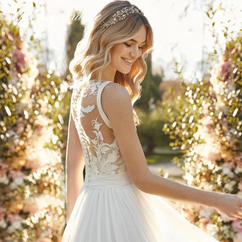 Vestidos de novia de encaje de gasa con escote en V profundo, vestido de novia de corte A sin mangas, vestido de novia bohemio con botones y espalda descubierta, hecho a medida 