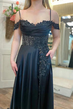 Vestido de fiesta con abertura en A, hombros descubiertos, cuentas y bolsillos PSK555