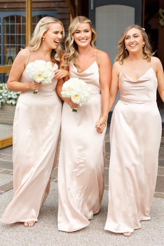 Vestido de dama de honor color champán con cuello vuelto y tirantes finos BD123