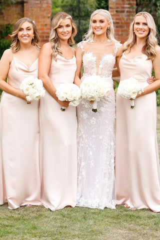 Vestido de dama de honor color champán con cuello vuelto y tirantes finos BD123
