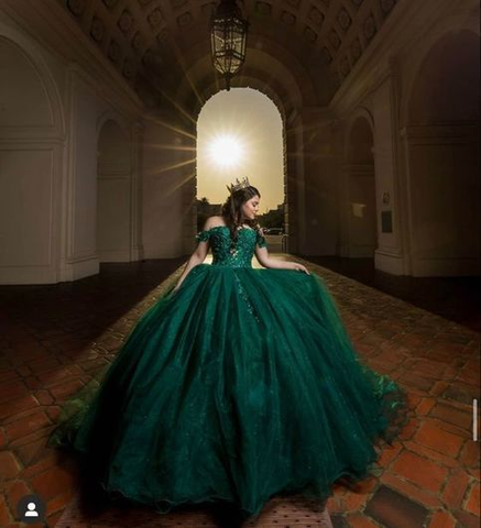 Vestido de fiesta verde con hombros descubiertos para quinceañeras Y3029