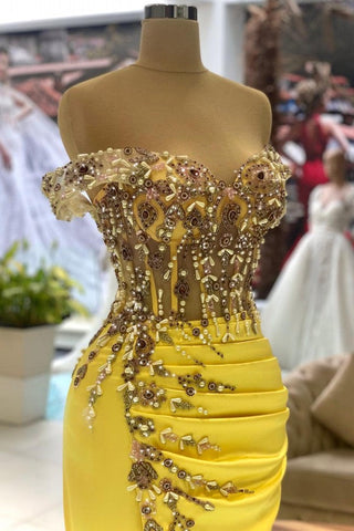Hermosos vestidos de fiesta largos de satén con hombros descubiertos y corte sirena amarillo con abertura