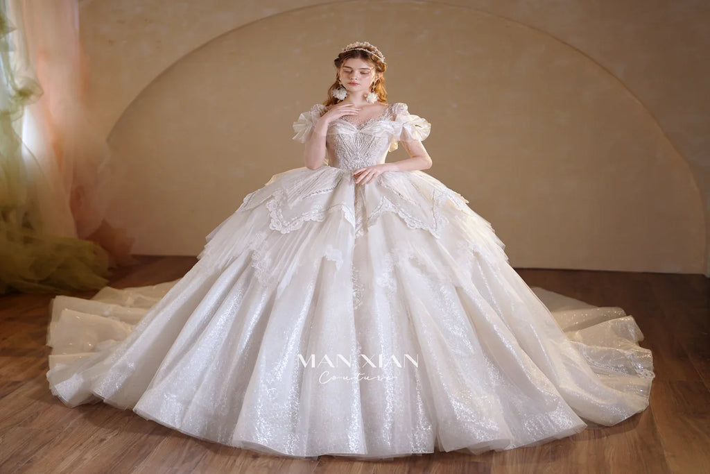 Vestido de gala de tul con escote en forma de corazón, brillante, color marfil, con mangas con volantes, bordado de perlas y cola de encaje M013