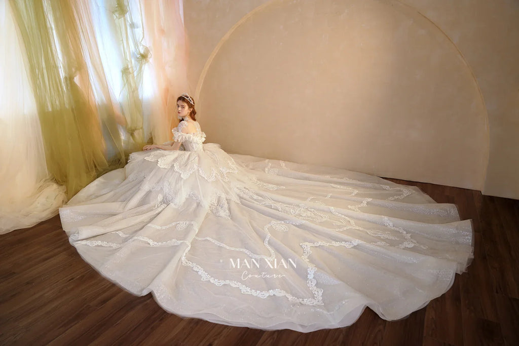 Vestido de gala de tul con escote en forma de corazón, brillante, color marfil, con mangas con volantes, bordado de perlas y cola de encaje M013