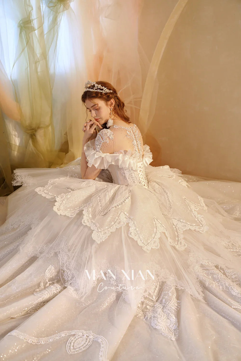 Vestido de gala de tul con escote en forma de corazón, brillante, color marfil, con mangas con volantes, bordado de perlas y cola de encaje M013