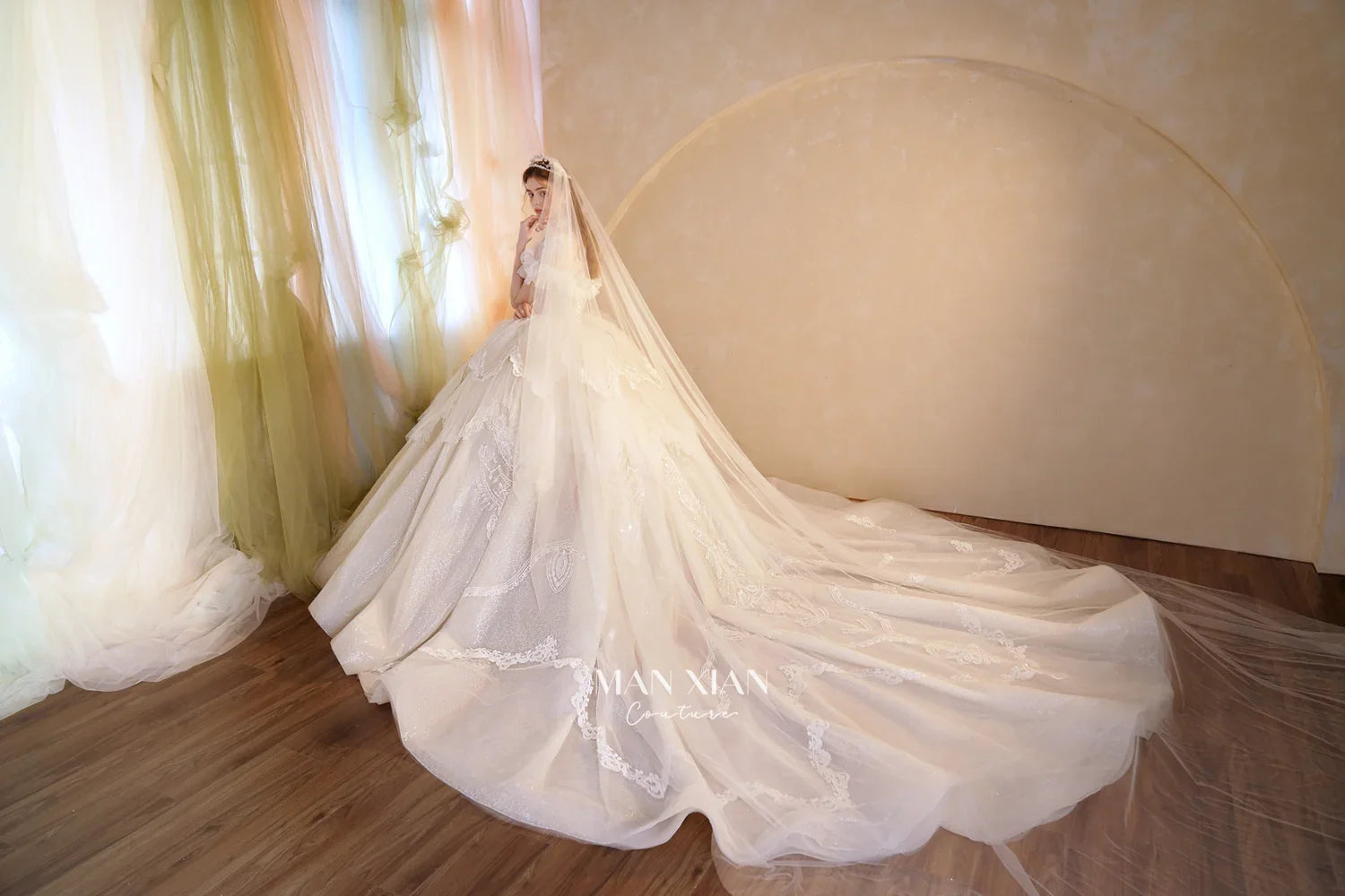 Vestido de gala de tul con escote en forma de corazón, brillante, color marfil, con mangas con volantes, bordado de perlas y cola de encaje M013