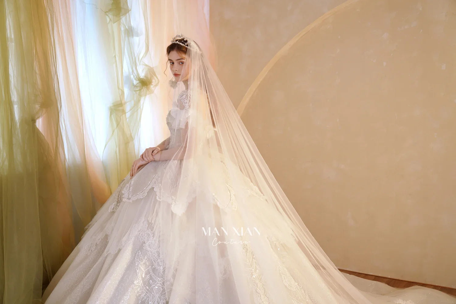 Vestido de gala de tul con escote en forma de corazón, brillante, color marfil, con mangas con volantes, bordado de perlas y cola de encaje M013