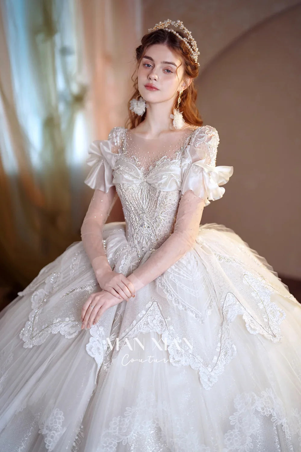 Vestido de gala de tul con escote en forma de corazón, brillante, color marfil, con mangas con volantes, bordado de perlas y cola de encaje M013