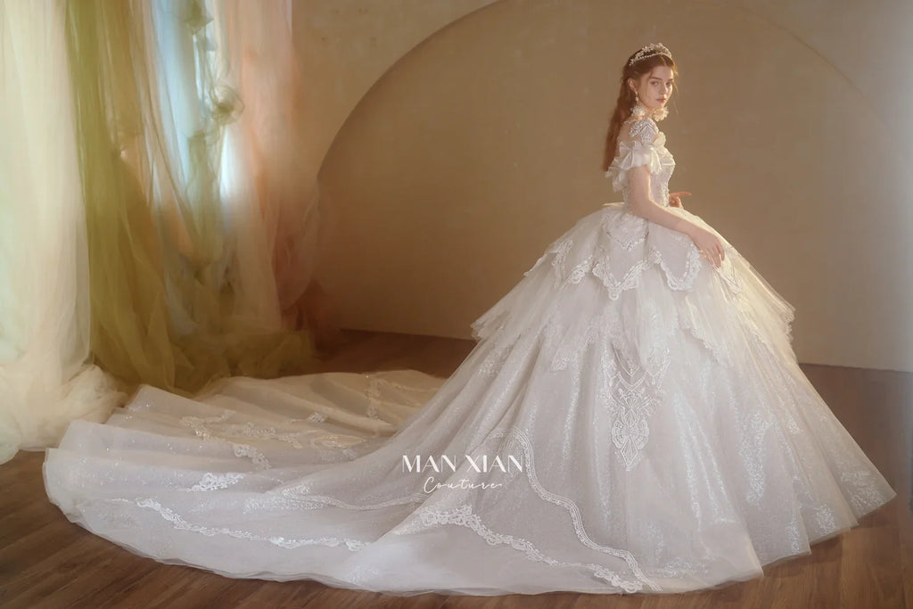 Vestido de gala de tul con escote en forma de corazón, brillante, color marfil, con mangas con volantes, bordado de perlas y cola de encaje M013