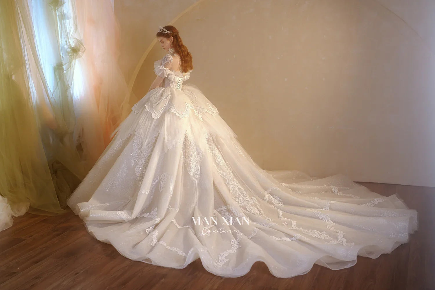 Vestido de gala de tul con escote en forma de corazón, brillante, color marfil, con mangas con volantes, bordado de perlas y cola de encaje M013