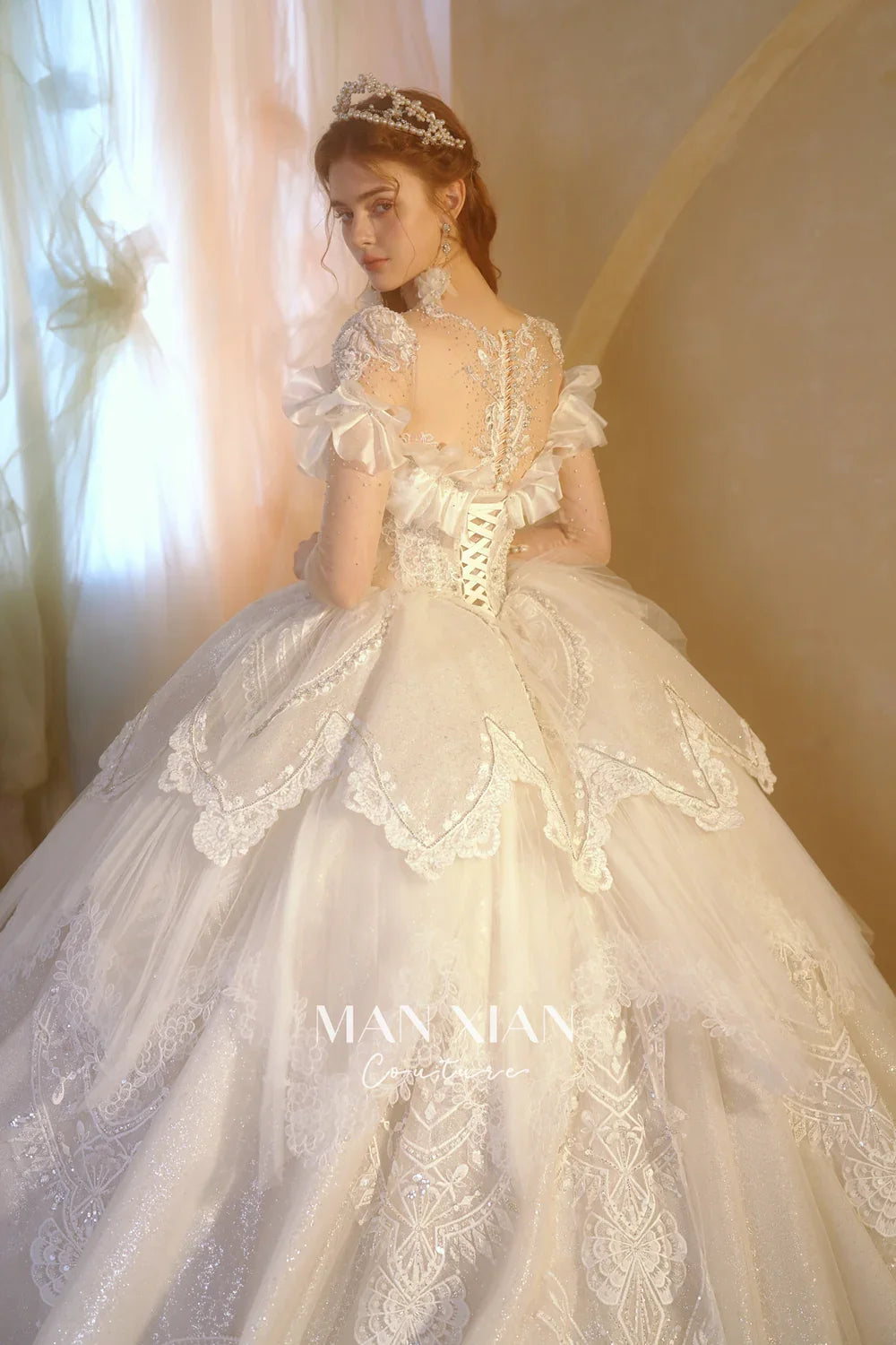 Vestido de gala de tul con escote en forma de corazón, brillante, color marfil, con mangas con volantes, bordado de perlas y cola de encaje M013