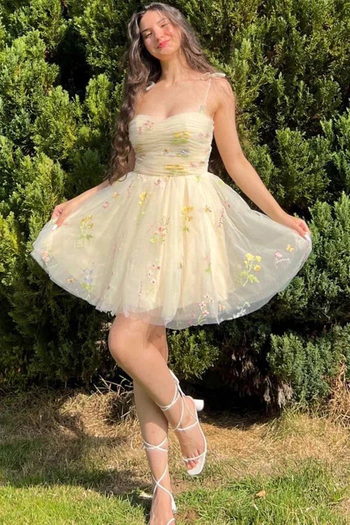 Elegant Short A-line Spaghetti Straps Sleeveless Appliques Tulle Homecoming Dress by misshow.com