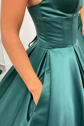 Nicole |A-Linien-Ballkleid aus Satin in Jägergrün mit V-Ausschnitt