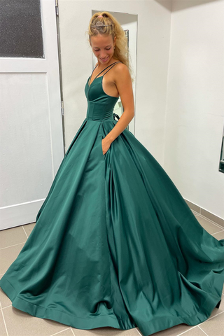 Nicole |A-Linien-Ballkleid aus Satin in Jägergrün mit V-Ausschnitt