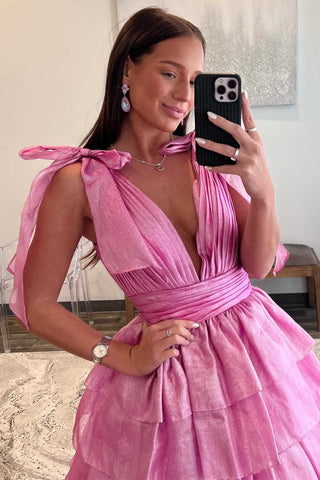August | Rosa Ballkleid mit Glitzer-Trägern, tiefem Ausschnitt und Stufen