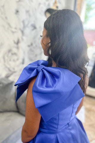 Aliya | Rotes One-Shoulder-Ballkleid aus Satin mit Fliege und Taschen