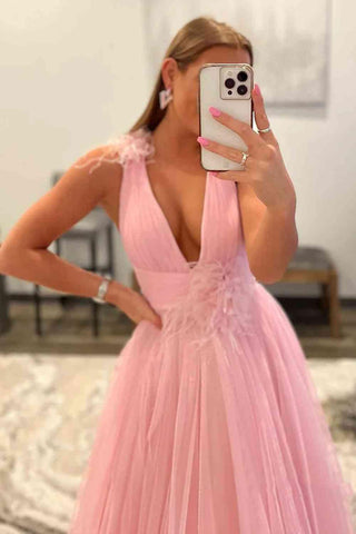 Rückenfreies, langes, formelles Kleid aus Tüll mit tiefem V-Ausschnitt und Federn in Rosa, PSK401