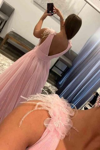 Rückenfreies, langes, formelles Kleid aus Tüll mit tiefem V-Ausschnitt und Federn in Rosa, PSK401