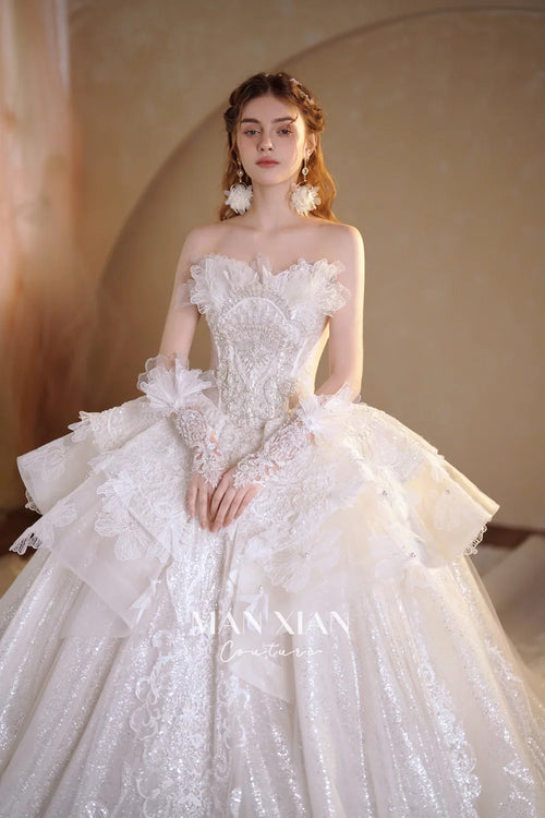 Abito da ballo in tulle scintillante avorio luminoso con scollo a spalle scoperte, pizzo floreale tridimensionale e strascico M021