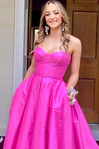 Vestido de noche largo de satén fucsia sin tirantes y con bolsillos PSK432