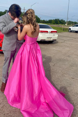 Vestido de noche largo de satén fucsia sin tirantes y con bolsillos PSK432
