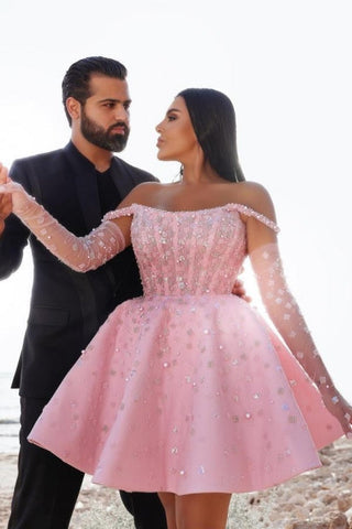 Glamorosos vestidos de cóctel cortos rosas con hombros descubiertos y purpurina con encaje