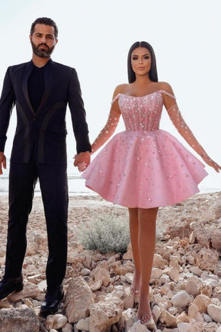 Glamorosos vestidos de cóctel cortos rosas con hombros descubiertos y purpurina con encaje