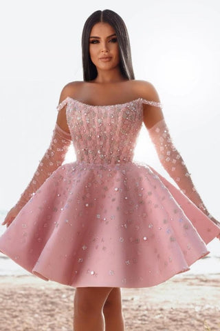 Glamorosos vestidos de cóctel cortos rosas con hombros descubiertos y purpurina con encaje