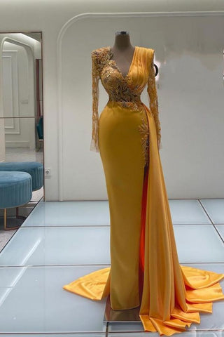 Elegante vestido de fiesta de satén estilo sirena con mangas largas y escote en V y cola