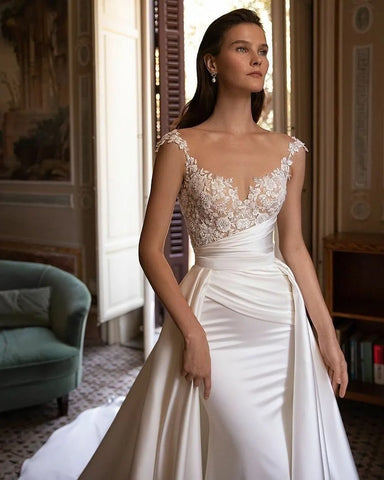 Wunderschönes Land-Meerjungfrau-Hochzeitskleid OverSkirt Flügelärmeln Elegante Spitzenapplikationen Satin Peats Brautkleider Vestidos De Novia