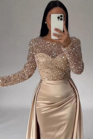 Wunderschönes langes, mit Perlen und Pailletten besetztes Ballkleid in A-Linie mit langen Ärmeln