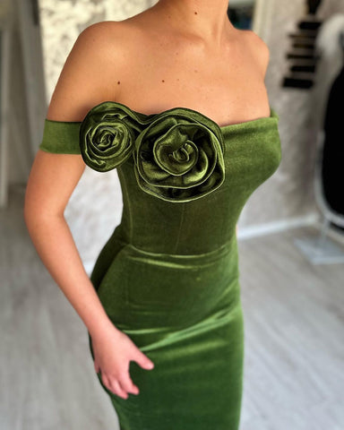 Grünes schulterfreies Ballkleid im Meerjungfrauen-Stil mit Blumenmuster und Rüschen