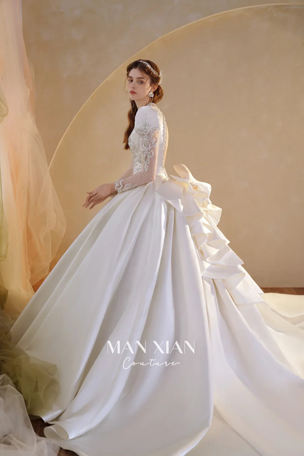 Vestido de noche opulento de satén color marfil con escote en V, bordado de cristales, mangas transparentes y lazo en la espalda con abertura A001