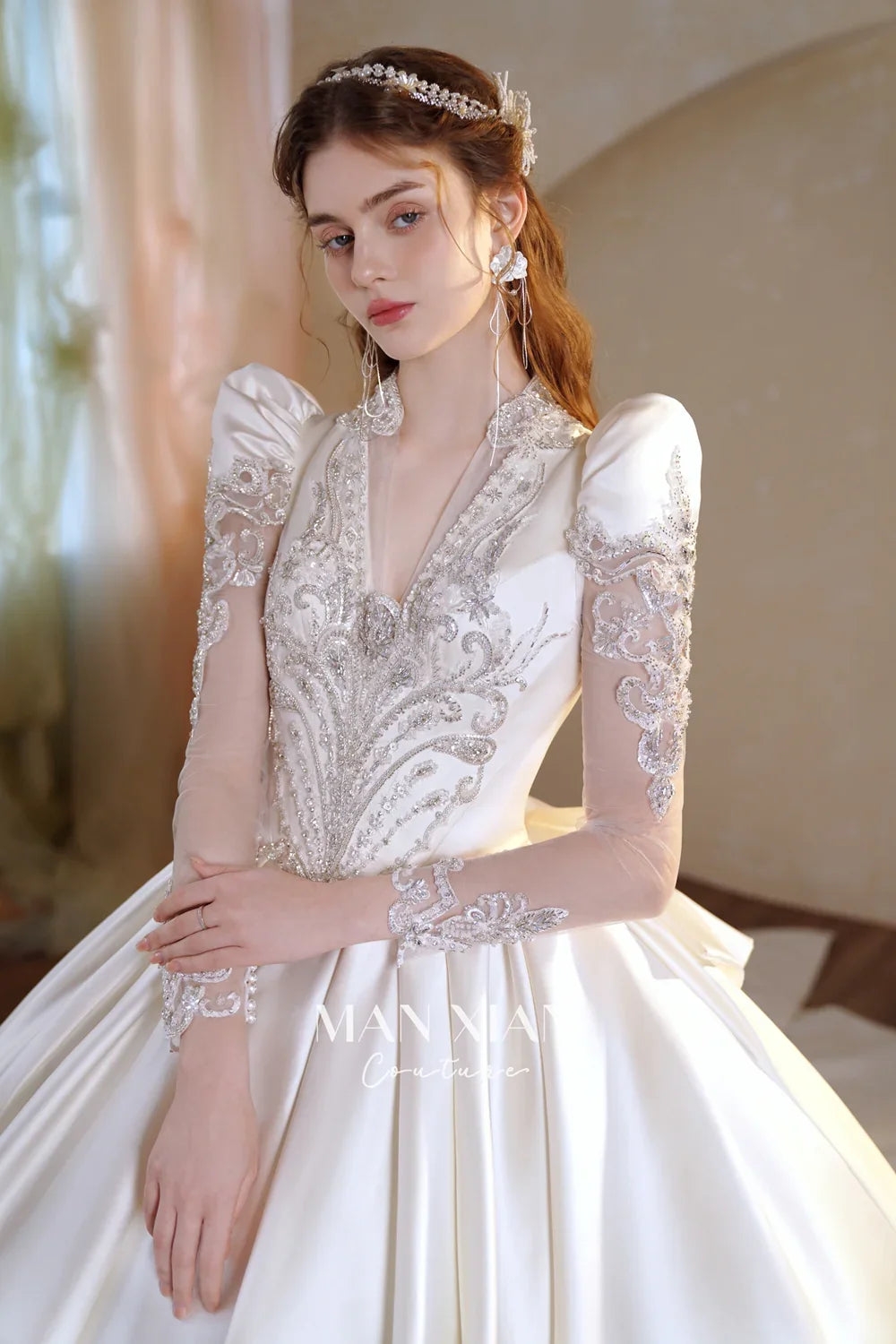 Vestido de noche opulento de satén color marfil con escote en V, bordado de cristales, mangas transparentes y lazo en la espalda con abertura A001