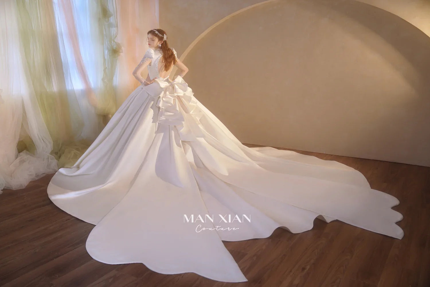 Vestido de noche opulento de satén color marfil con escote en V, bordado de cristales, mangas transparentes y lazo en la espalda con abertura A001