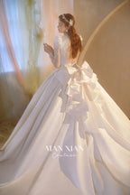 Vestido de noche opulento de satén color marfil con escote en V, bordado de cristales, mangas transparentes y lazo en la espalda con abertura A001