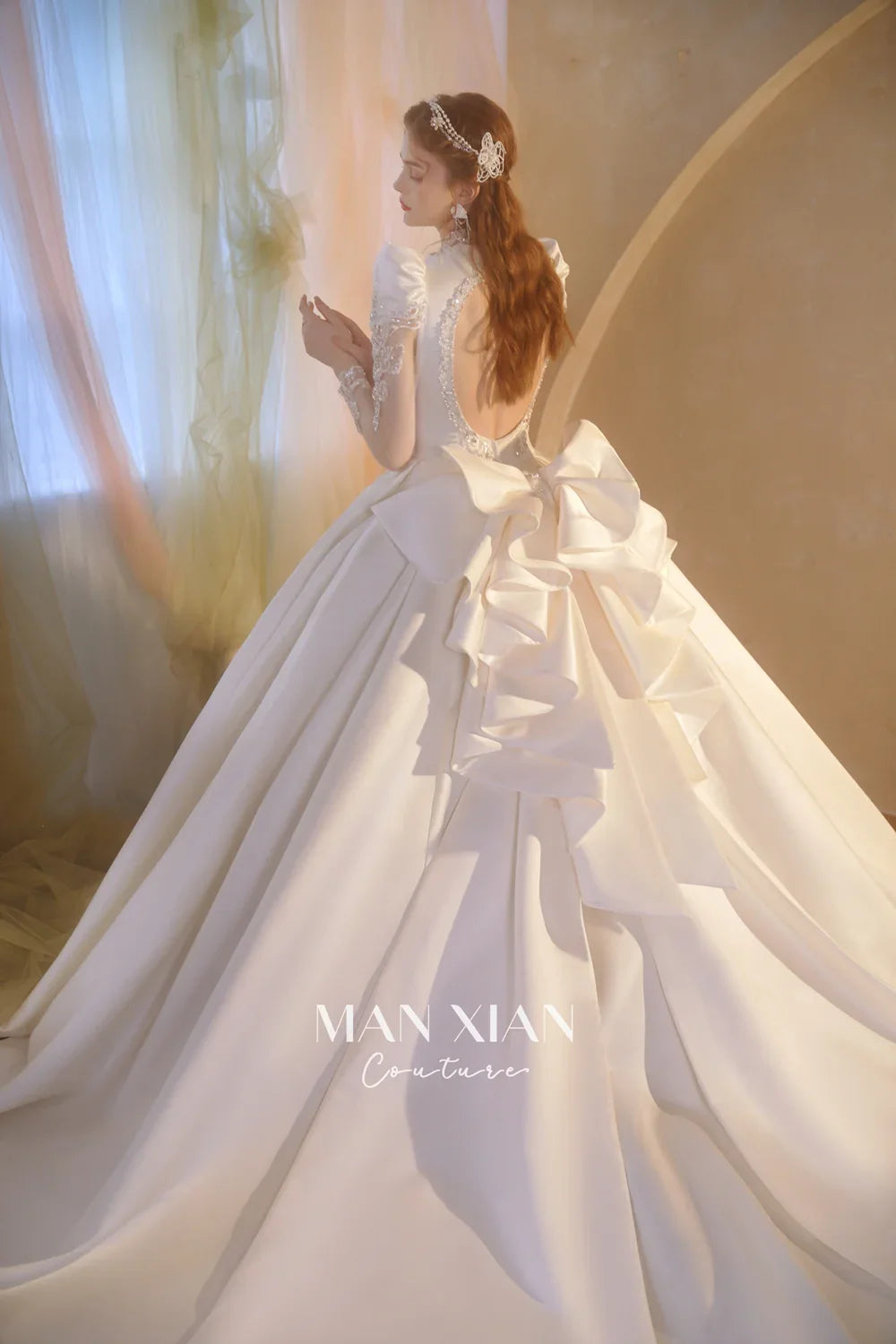 Vestido de noche opulento de satén color marfil con escote en V, bordado de cristales, mangas transparentes y lazo en la espalda con abertura A001