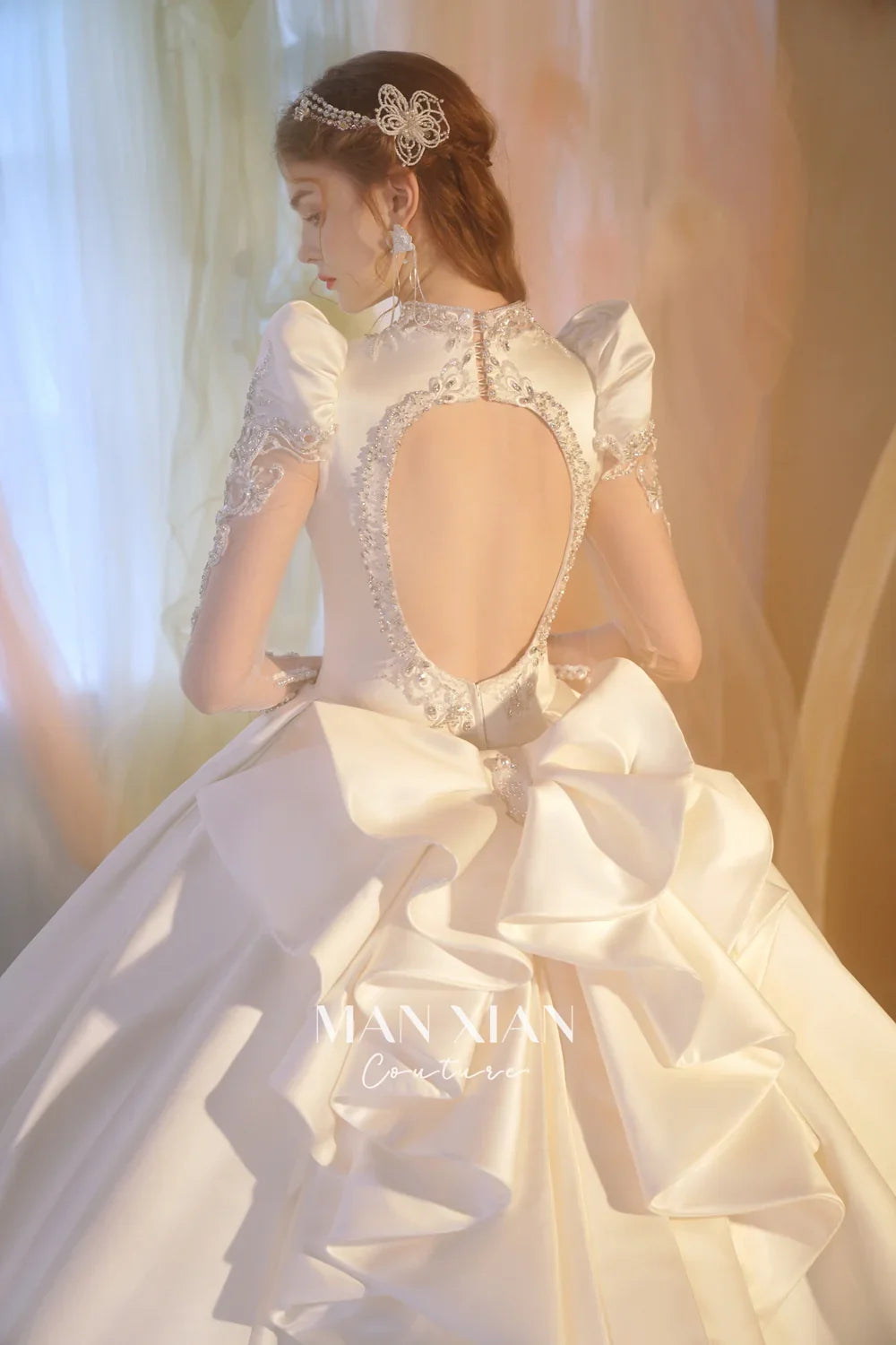 Vestido de noche opulento de satén color marfil con escote en V, bordado de cristales, mangas transparentes y lazo en la espalda con abertura A001