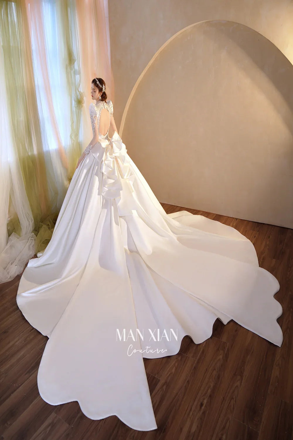 Vestido de noche opulento de satén color marfil con escote en V, bordado de cristales, mangas transparentes y lazo en la espalda con abertura A001