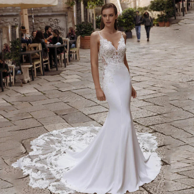 High Quality Spaghetti Straps Wedding Dresses V-Neck Backless Bride Gowns Lace Appliques Sweep Train Mermaid Vestido De Noiva Hover Image